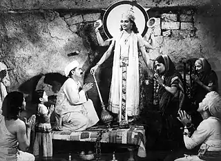 V. Shantaram sous les traits de Vishnou dans Surekha Haran (1921)