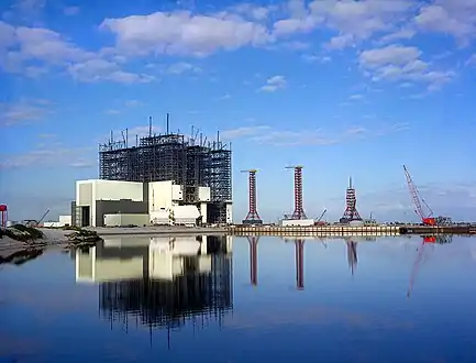 Construction du bâtiment d'assemblage du lanceur (VAB) au centre spatial Kennedy (1965).