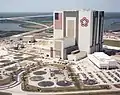 Logotype du bicentenaire des États-Unis sur le Vehicle Assembly Building de la NASA.