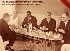 Célébration du 1er anniversaire de l'Indépendance (avril 1961) - (de gauche à droite) x, Jacqueline Auriol, Valdiodio N'diaye, Jean Fontanel (Maire de Félines-Termenès), x
