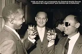 Visite en Israël (1961) - (de gauche à droite) Valdiodio N'diaye, x, Général Moshe Dayan