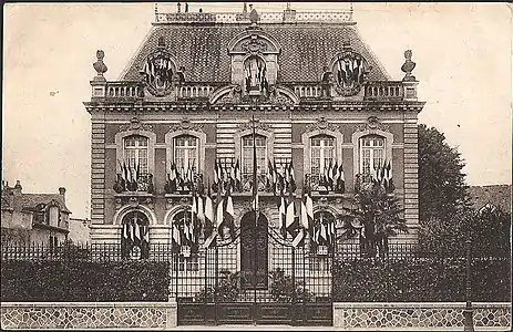 Façade principale, le 11 août 1925, lors du centenaire de la Caisse d'épargne.