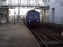 Une rame composée de voitures de banlieue à deux niveaux assurant la mission MEPU ici à son terminus.