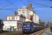 Un train Gisors - Paris assuré avc des voitures à deux niveaux dessert la gare.