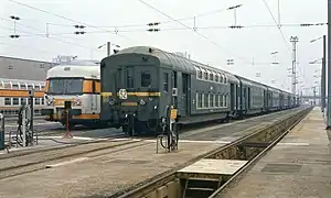 Le 23 janvier 1982, deux générations de voitures-pilotes à étage SNCF : à gauche VB 2N (1975) et à droite voitures à étage (1933) des anciens chemins de fer de l'État.