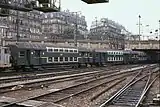 Une rame de voitures ex-État à deux niveaux, entre en gare de Paris-Saint-Lazare le 17/09/1982.