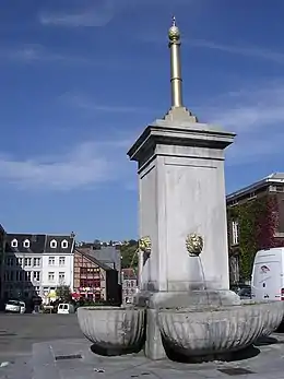 Fontaine monumentale du Perron, Place du Marché