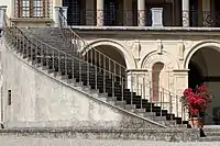 La loggia et l'escalier double.