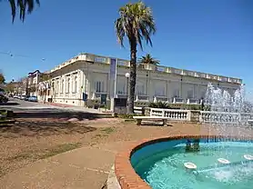 L'intendance départementale de Salto vue depuis le square F-D  Roosevelt  et, sur la gauche, début de la rue Uruguay.