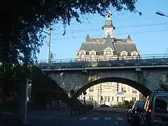 La traversée de Corbeil-Essonnes après la sortie de la gare.