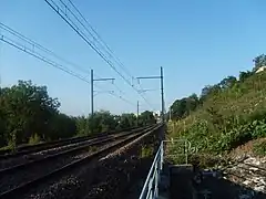 La ligne sur le flanc du coteau. Au fond, les derniers immeubles de Corbeil-Essonnes.