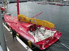 un monocoque rouge, à quai