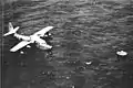 Un SA-16 américain repêche des survivants du DC-4 de Cathay Pacific.