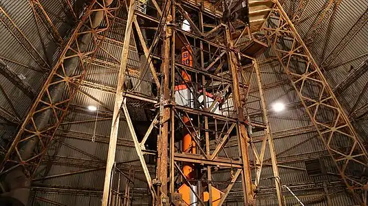 À l'intérieur d'une tour de lancement