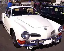 Une Volkswagen Karmann Ghia munie de feux de brouillard Cibié sous le pare-chocs.