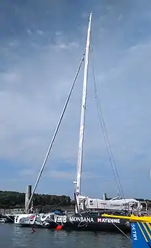 Vue latérale du bateau entier.