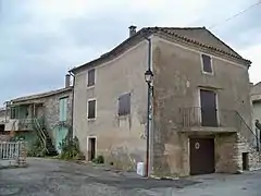 Des maisons en hauteur dans le village.