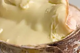 À l’intérieur d'un Vacherin Mont-d'Or suisse