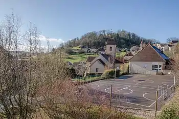 Cour de l'école, avec la colline du château, à l'arrière.