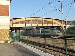 Passerelle et TGV.