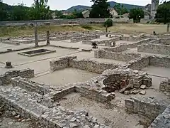 Vue générale de vestiges de bâtiments antiques : des murs, des colonnes.