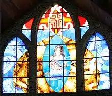 Photo de vitraux. Le bleu domine. Marie et Jésus sont au centre.
