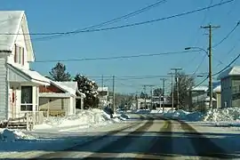 La route 311 traverse le village de Val-Barrette.