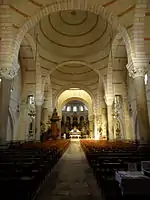 Nef de l'église de Val-d'Izé.