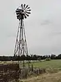 Paysage avec une pompe-éolienne.