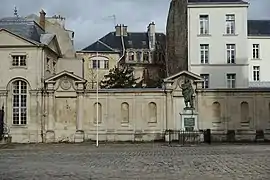 Bâtiment au nord de la cour de l'église dont le pavillon à gauche est détruit en 2023.