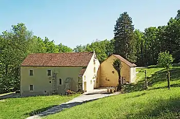 L'ermitage dans une prairie du val de la Seine.