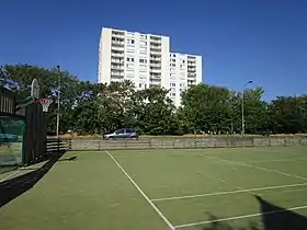 Le terrain de sport du Val Fleuri et la résidence privée des Bords de Loire.