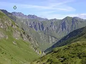 Vue depuis le val Maisas du versant grisons du massif de Samnaun qui marque la frontière avec le Tyrol. Le Bürkelkopf est indiqué par une flèche.