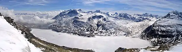 Vue panoramique du plateau du Mont Cenis sous la neige.