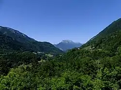 Vue du val de Tamié en direction de la Tournette au nord, depuis le fort de Tamié.