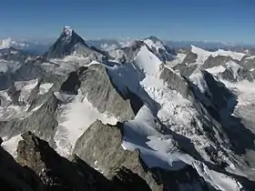 Vue de la pointe du Mountet (au premier plan au centre) depuis le Zinalrothorn, avec la Wellenkuppe et l'Ober Gabelhorn au second plan et le Cervin à l'arrière plan à gauche.