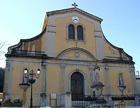 L'église Notre-Dame-de-l'Assomption de Calas et le monument à Saint Laurent Imbert.