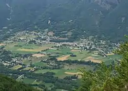 La plaine de Valbonnais. La Bonne coule au premier plan dans les arbres