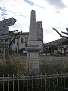 Monument aux morts devant l'église et la mairie