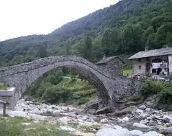 Le pont dans le hameau de Fondo de Traversella