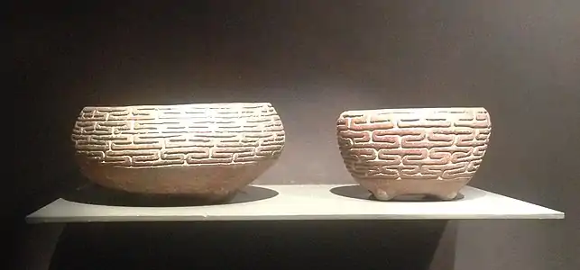 Deux récipients Valdivia avec décors en labyrinthe, Museo Casa de Alabado, Quito.