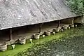 Vue sur le lavoir en bordure de la rivière Nahon