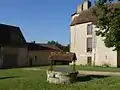 La cour d'honneur avec le puits et la tour de l'escalier