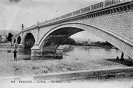 Le pont en pierre (vers 1905), remplacé par l'actuel pont Frédéric-Mistral.