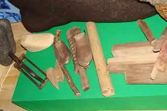 Série d'outils posés sur un tissu.