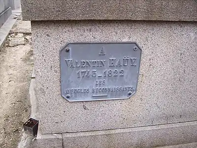 Plaque apposée sur la sépulture de Valentin Haüy, au cimetière du Père-Lachaise.