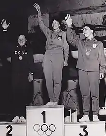 Maria Vicol (à droite) sur le podium des Jeux olympiques d'été de 1960.