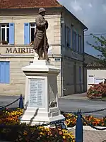 Poilu au repos (monument aux morts)