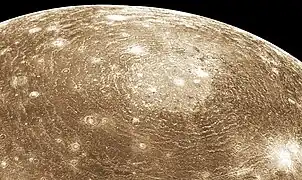 Vue éloignée de la lune avec un filtre, le large cratère apparaît, couvert par de nombreux autres de couleurs et tailles différentes.
