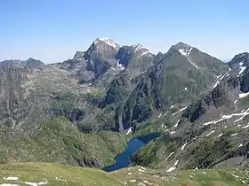 Étang Long avec en fond le mont Valier au centre gauche, le mont du Petit Valier au centre, et le pic de la Pale de la Claouère à droite.